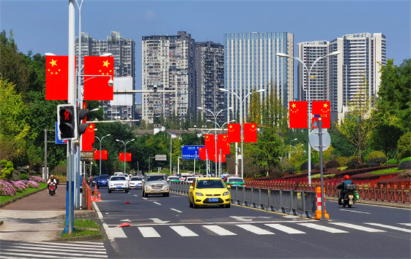 今日视点丨挂国旗迎国庆乐山街头洋溢中国红
