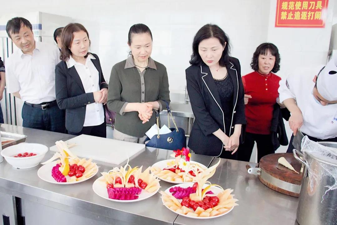部门 市教育局 部门动态 每到一所学校, 夏玲和市政协委员们都认真听