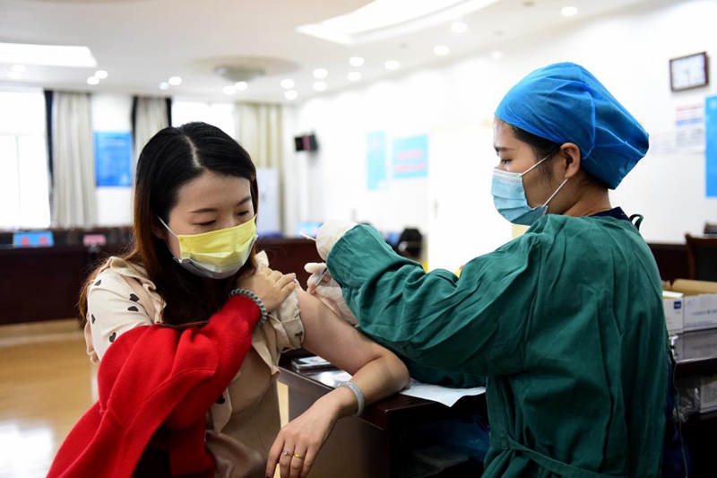 2021年10月16日,在安徽合肥,市民在接种新冠病毒疫苗加强针.