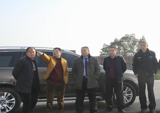夹江副县长,道安委副主任廖建章率队实地排查青衣江三桥道路交通安全