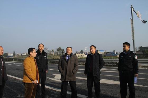 夹江副县长,道安委副主任廖建章率队实地排查青衣江三桥道路交通安全