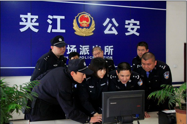 张奇伟一行还深入到夹江县公安局新场派出所, 界牌派出所调研检查