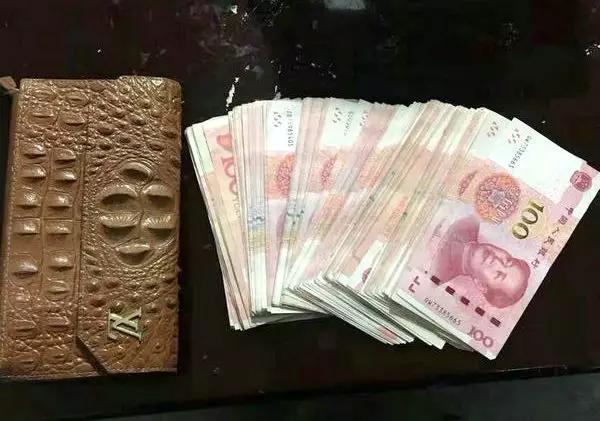 同学们捡到的手包及现金