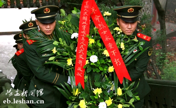 武警官兵向先烈们敬献花篮