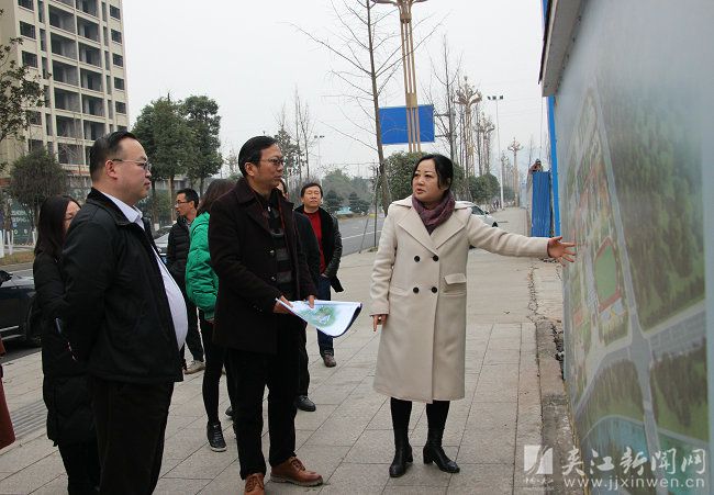 近日,县委副书记,县长漆宾率队深入部分学校,体育公园,实地调研全县