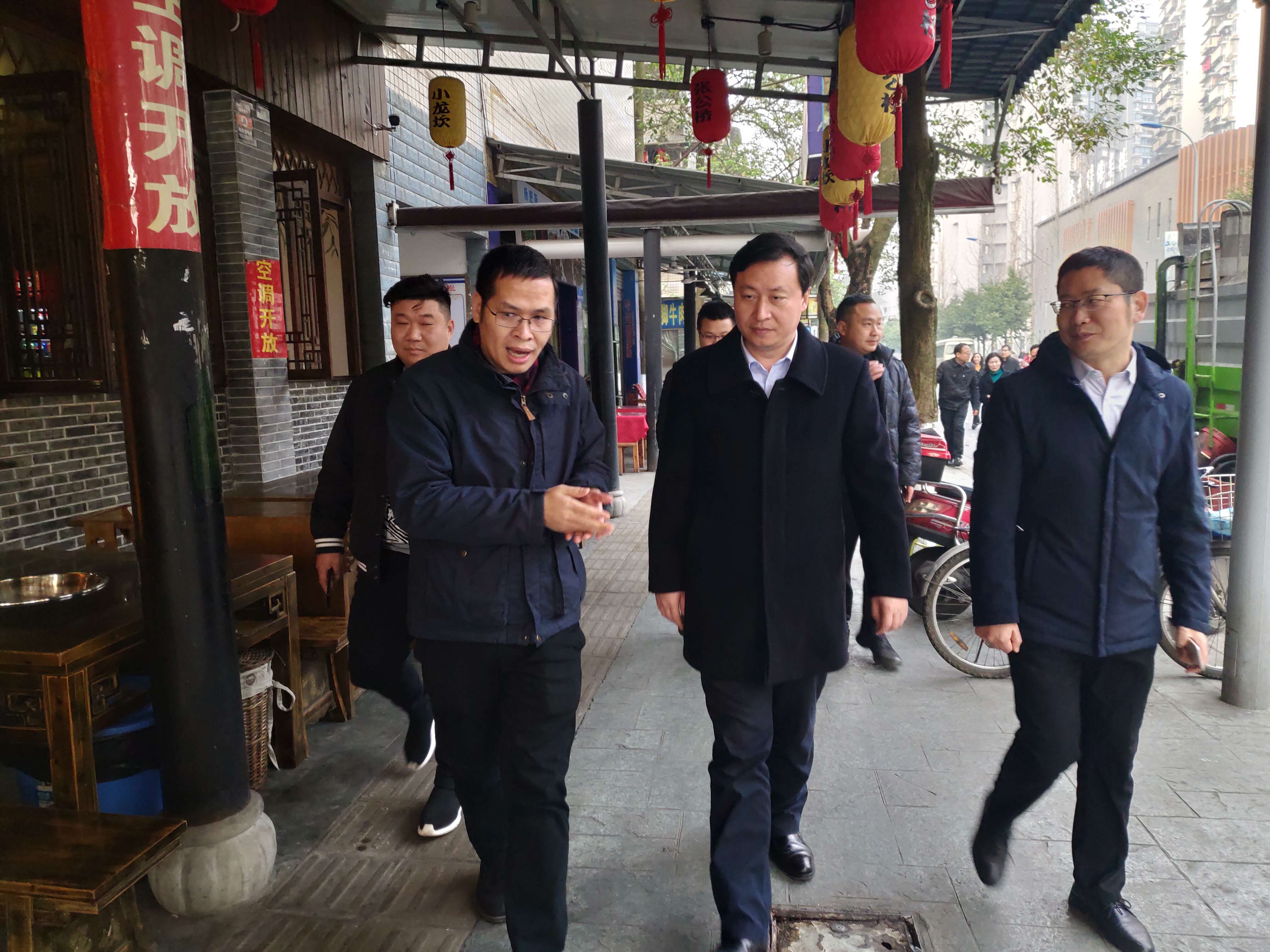 图为张彤市长调研现场