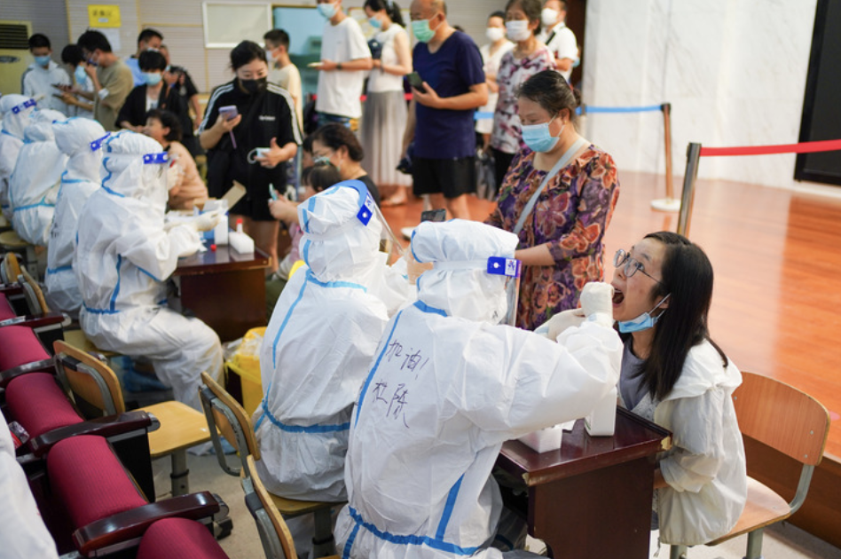 7月25日，市民在南京市建邺区兴隆街道香山路社区核酸检测点接受核酸检测取样。新华社记者 李博 摄