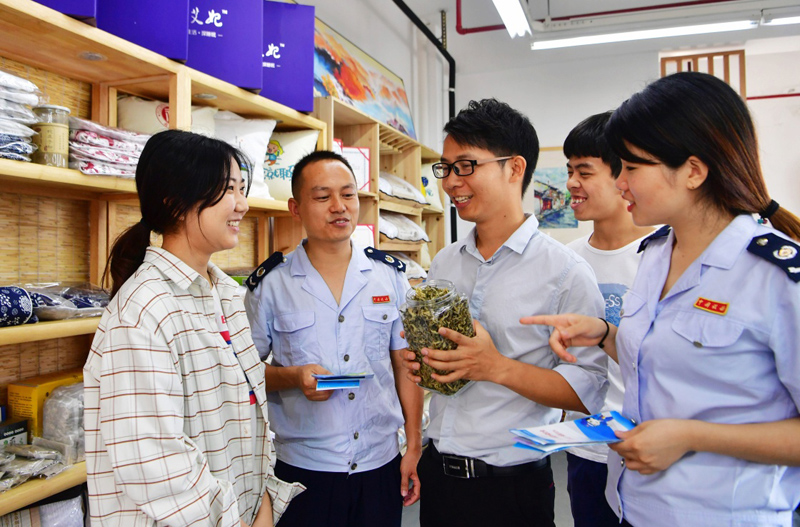 在福州大学，福州市税务局工作人员向福州大学毕业生高浪钦（左三）介绍种植艾草农产品的收购发票获取、纳税申报等方面政策。高浪钦毕业后与同学一起创立公司，2018年，公司实现营业额286万元（6月5日摄）。新华社记者魏培全摄