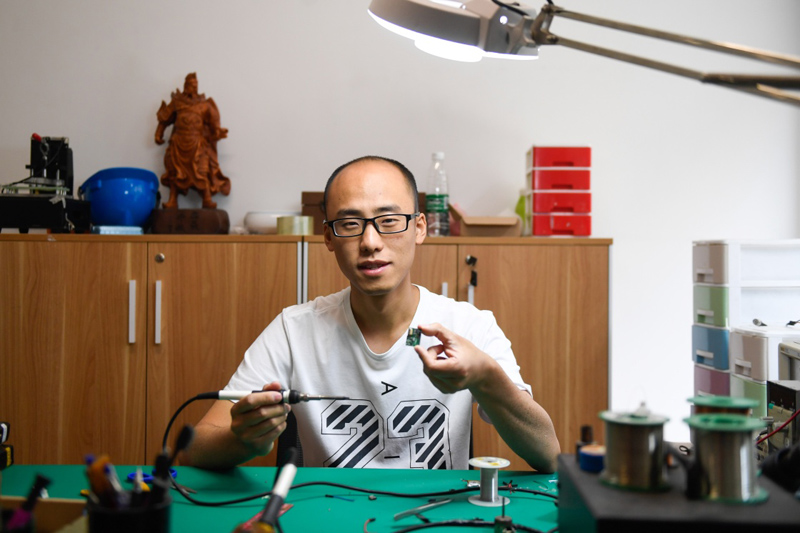 在杭州梦想小镇，杭州回车电子科技有限公司首席执行官易昊翔展示脑电波技术产品的组件（5月30日摄）。1991年出生的易昊翔，2014年从浙江大学毕业后就带领以“90后”成员为主的科技创业团队，探索出了一条脑电波技术产品化、商业化的道路。新华社记者黄宗治摄