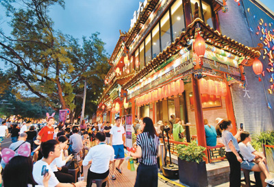 图为人们在北京市东城区簋街的餐饮店外等候吃夜宵。新华社记者 李欣 摄