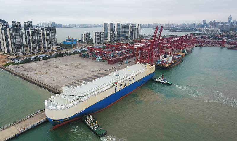 滚装货船“劳拉”轮驶入海口秀英港，这是海南自贸区政策实施以来的首艘汽车外贸船（2月16日摄，无人机照片）。新华社记者杨冠宇摄