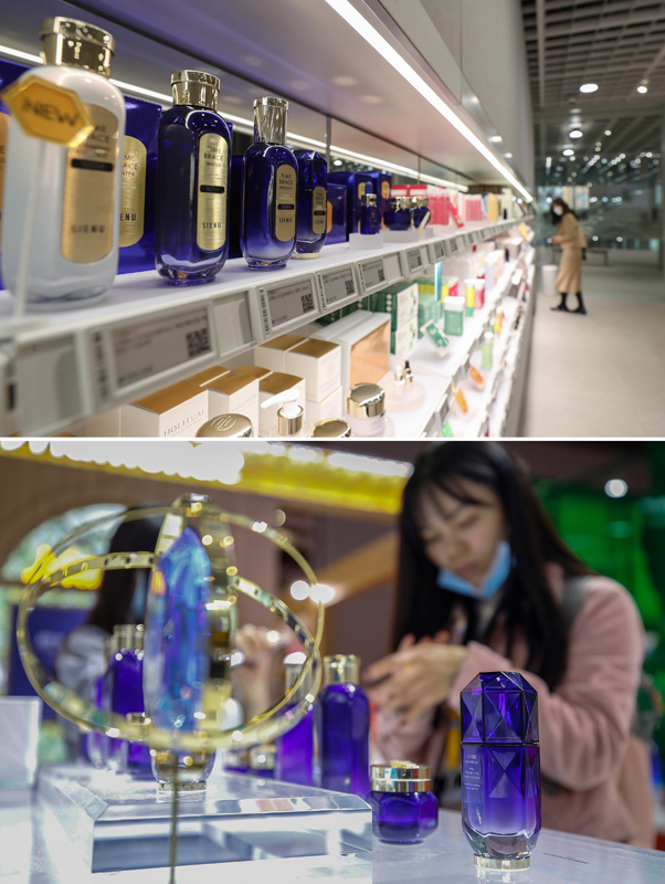 这是一张拼版照片，上图为10月27日在韩国首尔龙山区拍摄的爱茉莉太平洋总部大楼内的“爱茉莉商店”（新华社记者王婧嫱摄）；下图为11月8日，参观者在第三届进博会消费品展区爱茉莉太平洋展台试用护肤品（新华社记者张玉薇摄）。新华社发