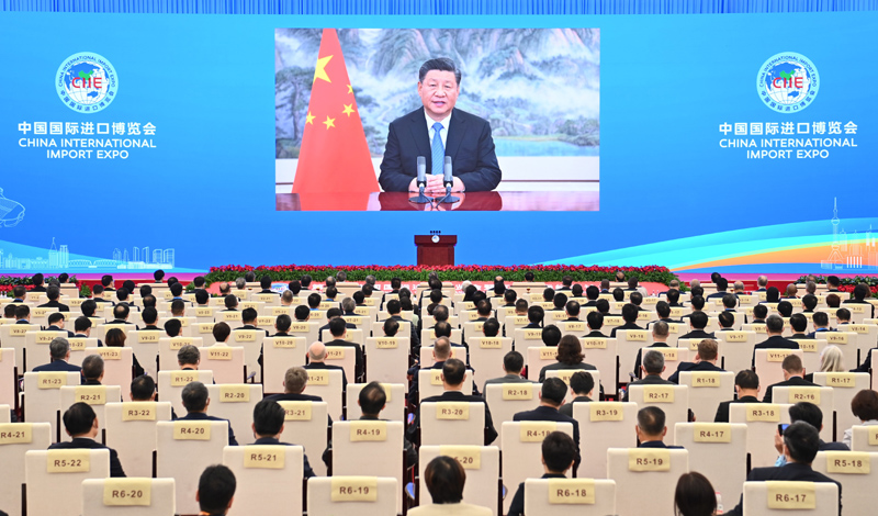 11月4日晚，国家主席习近平以视频方式出席第四届中国国际进口博览会开幕式并发表题为《让开放的春风温暖世界》的主旨演讲。新华社记者李响摄