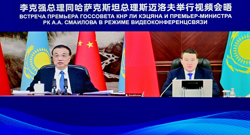 11月29日，国务院总理李克强在北京人民大会堂以视频方式同哈萨克斯坦总理斯迈洛夫举行中哈总理会晤。新华社记者岳月伟摄