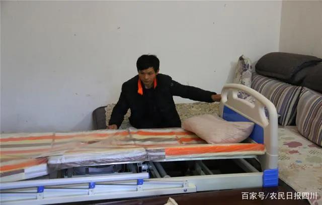 正在操作功能护理床的贫困残疾人