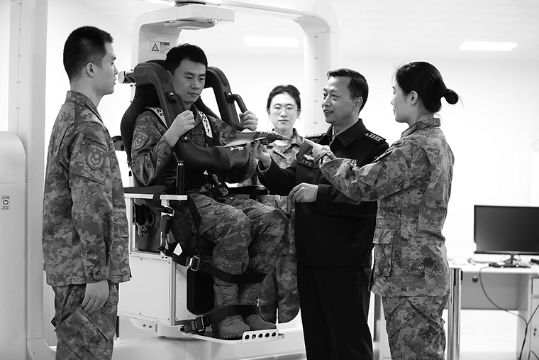教授孙喜庆（右二）为学员讲解飞行员颈腰伤病防治知识。杨志勇摄