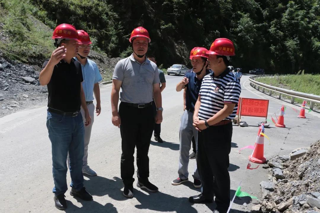 在S309线峨边段佛堂湾塌方处调研