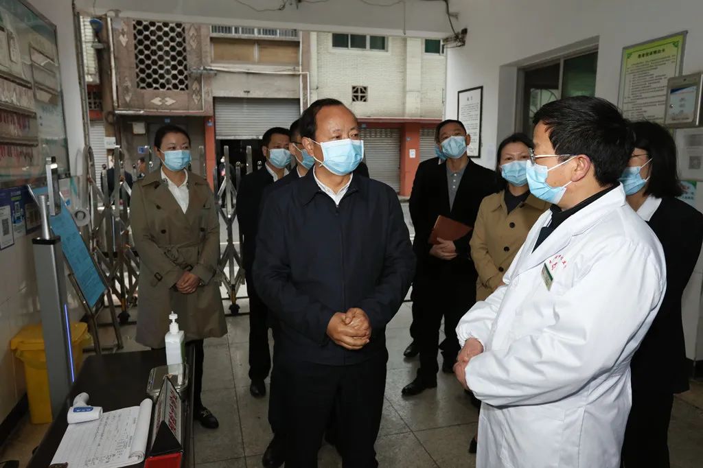 马波在沙湾区太平镇卫生院检查疫情防控工作