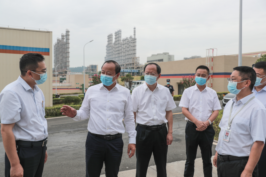 马波（左二）来到永祥新能源有限公司了解企业生产经营情况记者龚启文摄