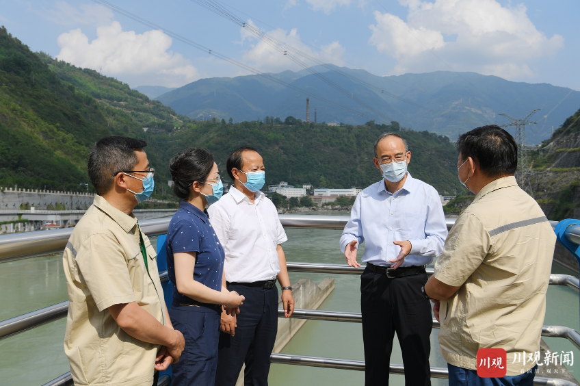 9月12日，省委副书记、省长黄强在乐山市金口河区枕头坝一级水电站详细了解电站运行管理、鱼道建设等情况。