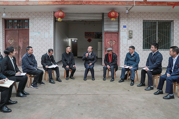 马波在马边彝族自治县劳动镇福来村宣讲党的二十大精神 记者 龚启文 摄