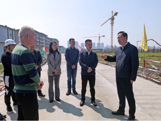3月26日，赵波在四川质量工程职业技术学院实地察看项目建设进展。