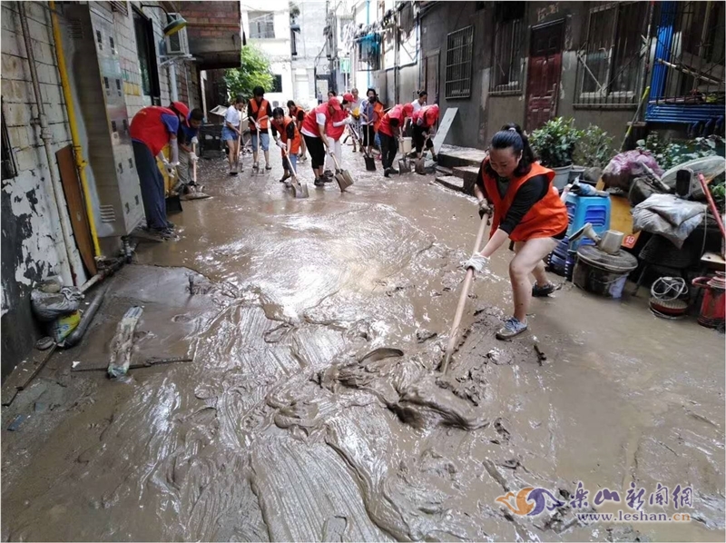 同心社工组织青年志愿者开展清淤志愿服务活动