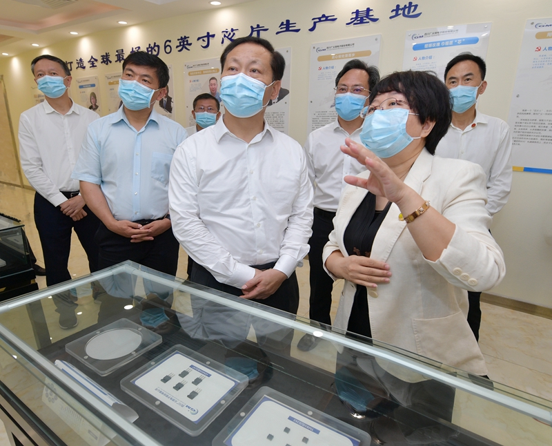 8月19日，省委书记彭清华到遂宁经开区广义微电子公司调研，观看企业产品展示，了解产品研发、生产及市场推广情况。