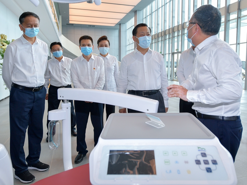 8月20日，省委书记彭清华到资阳高新区口腔装备材料检验检测中心调研。