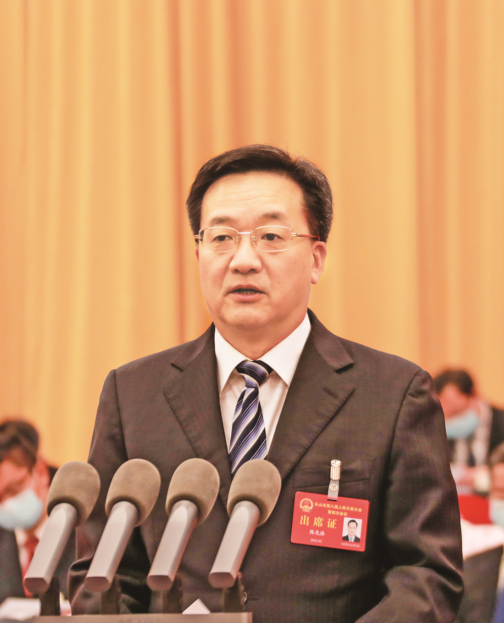 陈光浩代表市人民政府作工作报告