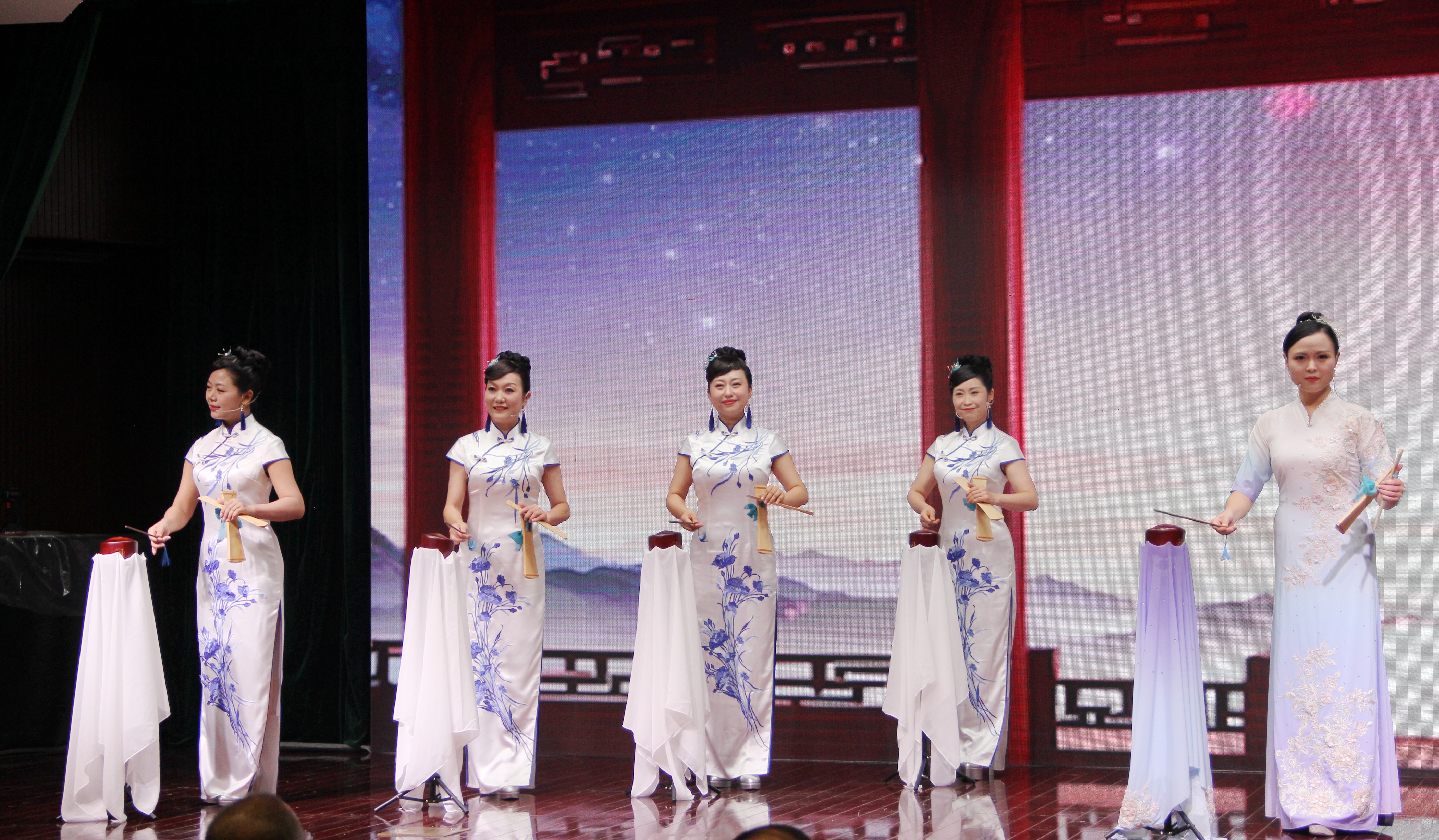 新闻发布会现场表演