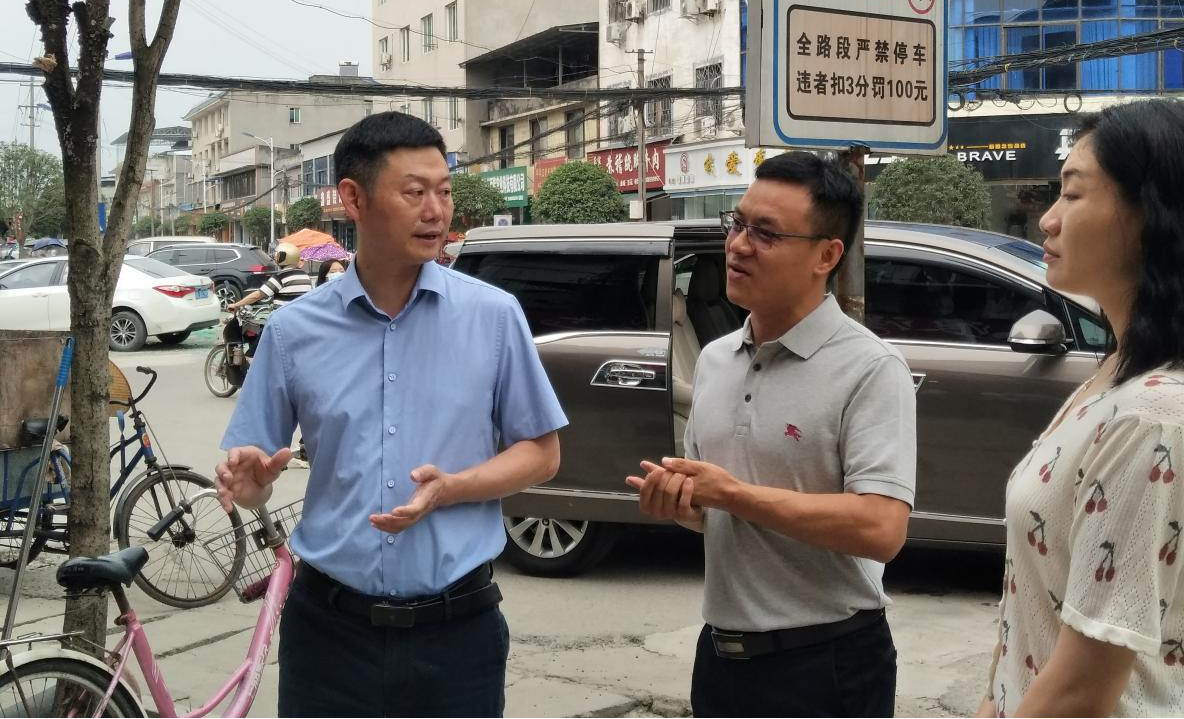 市委副秘书长高志飞率队调研冠英镇场镇建设情况和牛华镇敬老院帮扶