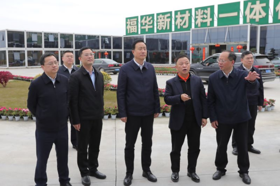 3月20日，赵波在福华新材料一体化产业园实地查看项目进度。