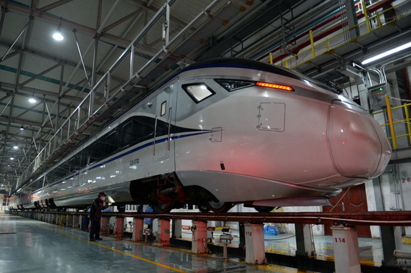 1月13日，广铁集团长沙车辆段职工检查列车。（新华社记者 陈振海 摄）