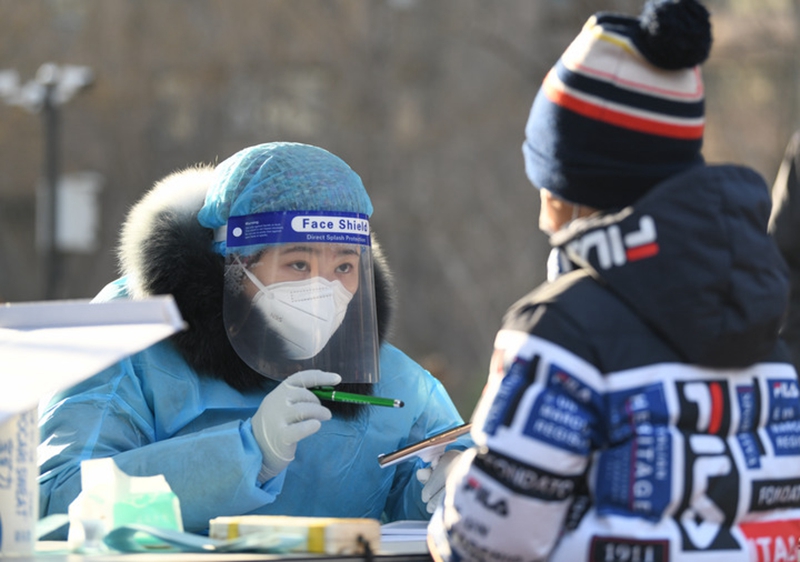 1月15日，天津，工作人员正在进行核酸检测登记。（新华社记者 孙凡越 摄）