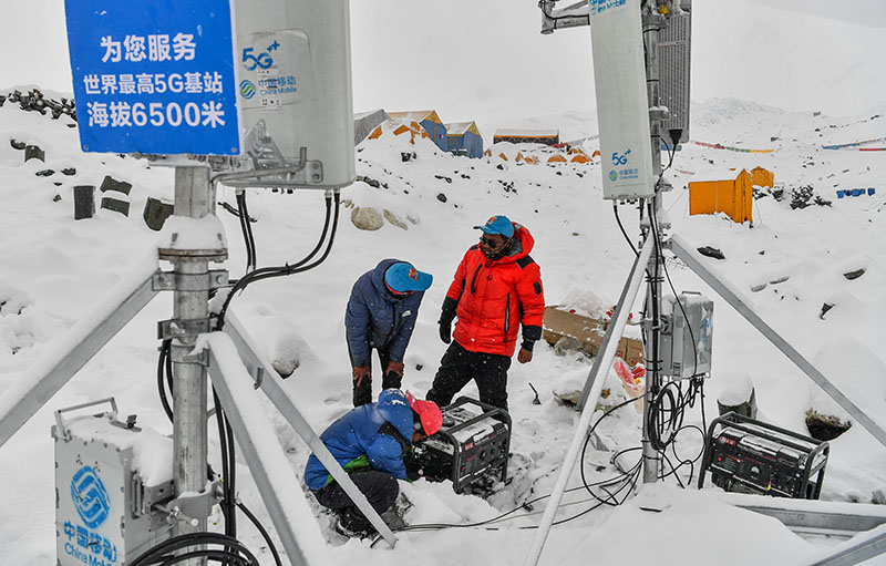 在海拔6500米的珠峰前进营地，中国移动工作人员在调试5G基站（2020年5月21日摄）。新华社记者？晋美多吉？摄