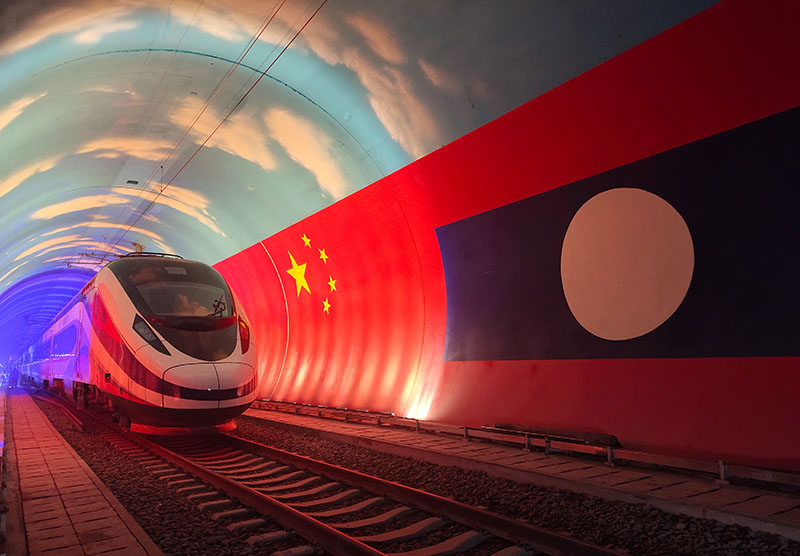 “澜沧号”动车组通过中老友谊隧道内的两国边界（2021年10月15日摄）。新华社发（曹安宁？摄）