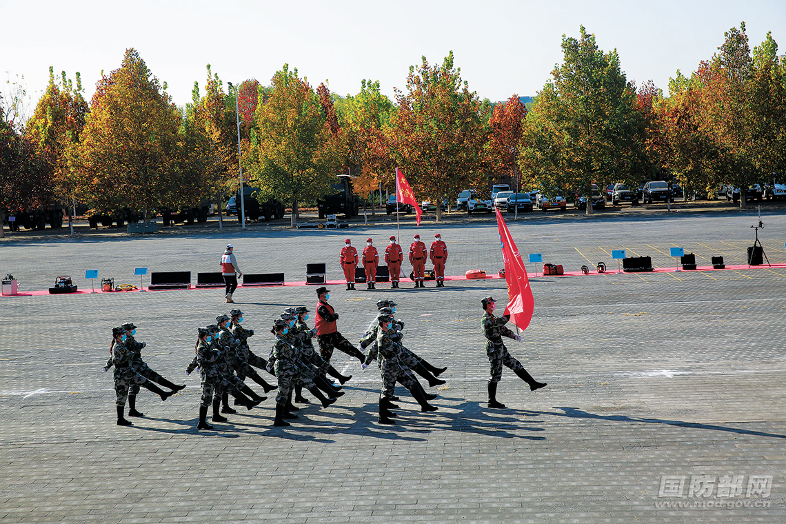 第四届首都部分高校国防人防知识技能竞赛总决赛开始前，参赛代表队入场。