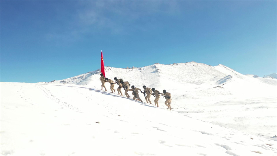 红其拉甫边防连官兵踏雪巡逻。
